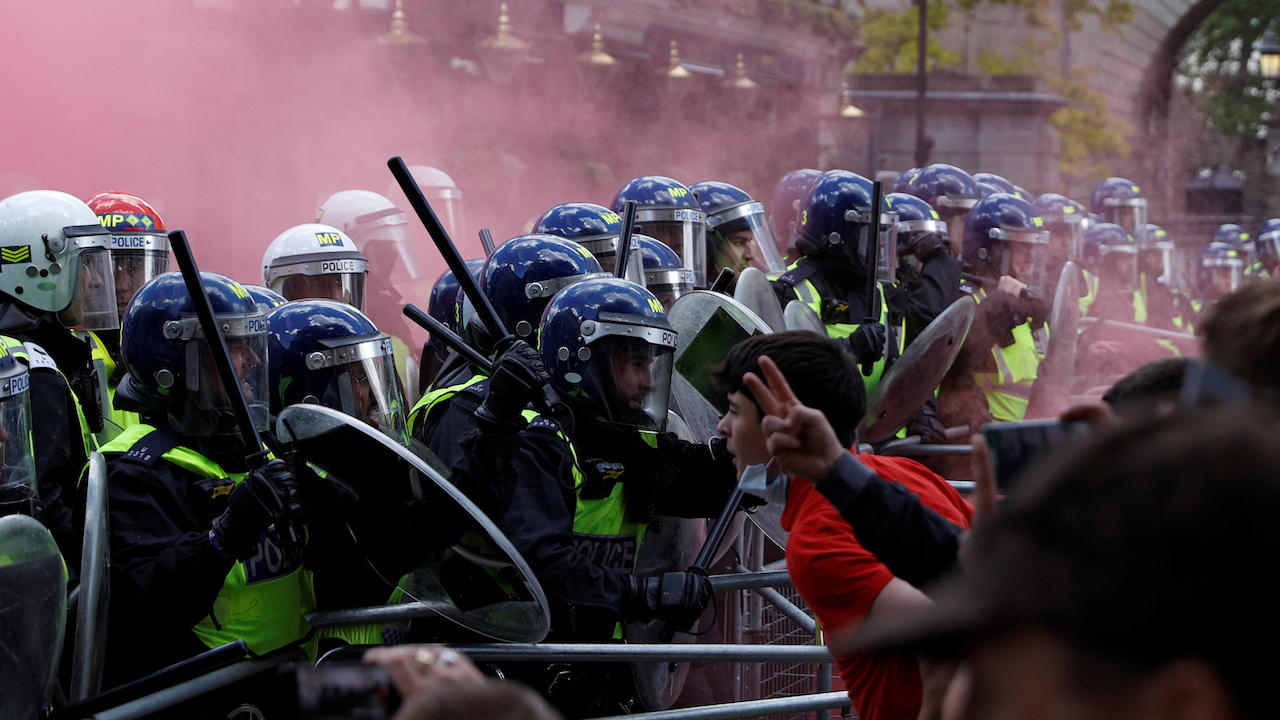Far-right activists clash with police, Black Lives Matter protesters in London