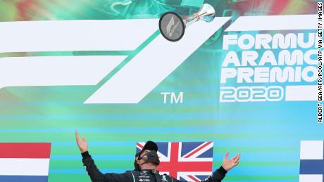 Lewis Hamilton dominates to win Spanish GP and extend lead atop F1 standings