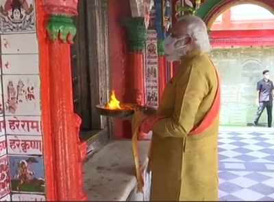 PM Modi offers prayers at Hanumangarhi temple