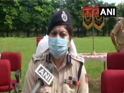J&K: Police along with Army arrest three persons who were in contact with Pakistani handler of LeT