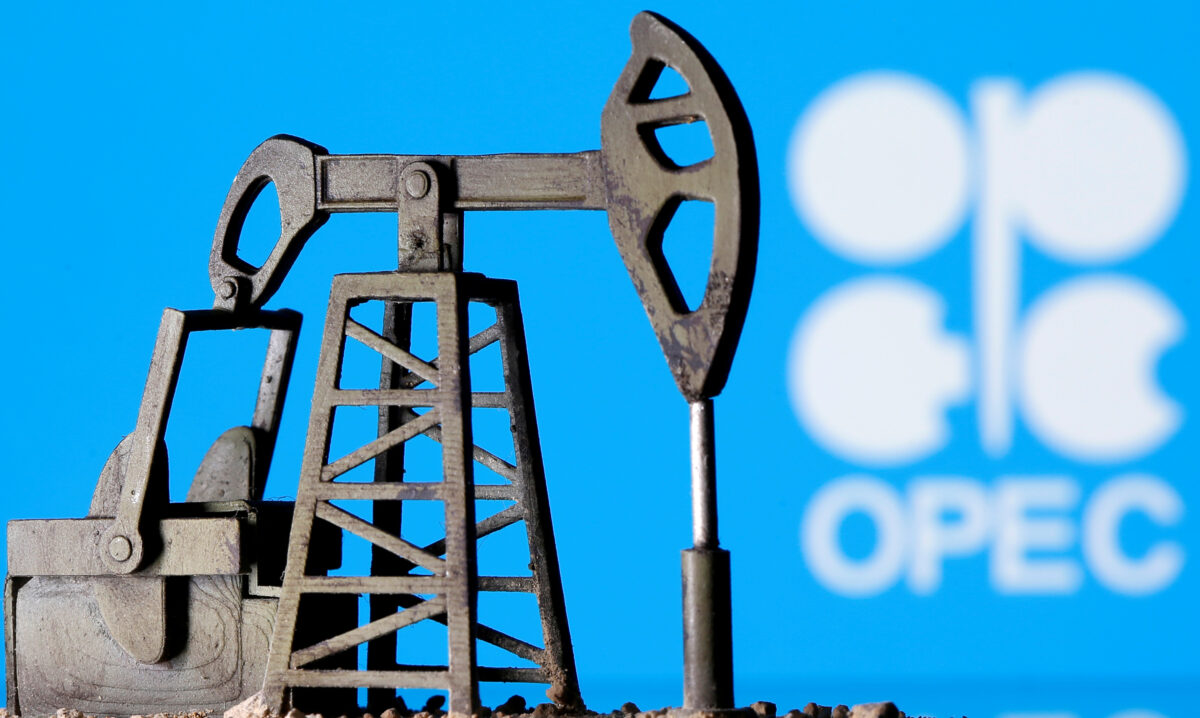 Oil Falls as OPEC+ Set to Boost Output