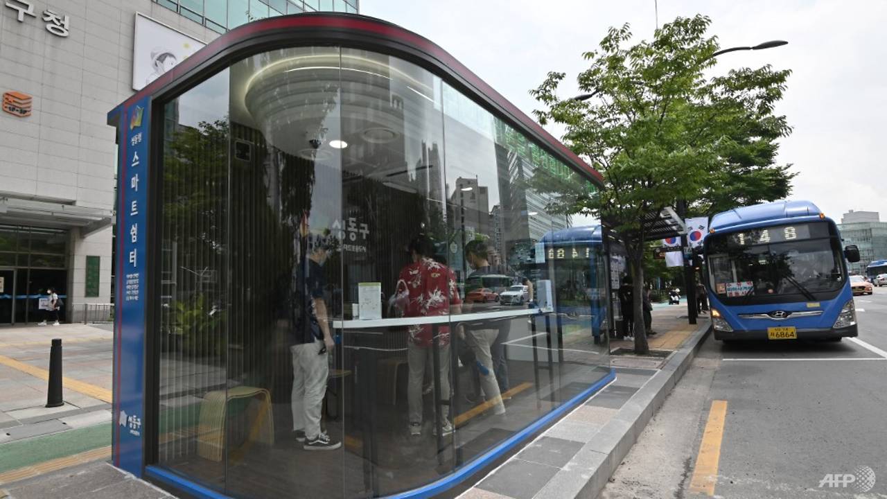 Bus stop is newest front in South Korea’s COVID-19 battle Bus stop is newest front in South Korea’s COVID-19 battle