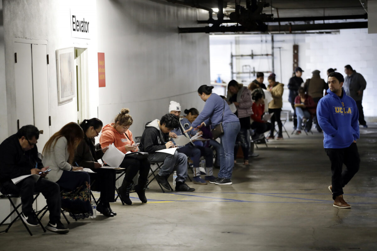Jobless Claims Stay Flat at 884,000 in a Sign of Labor Market Struggles