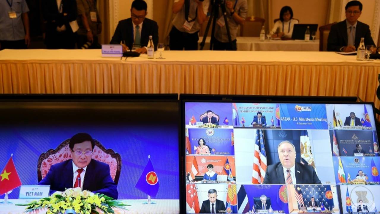 Pompeo urges Southeast Asia to shun Chinese firms working in South China Sea
