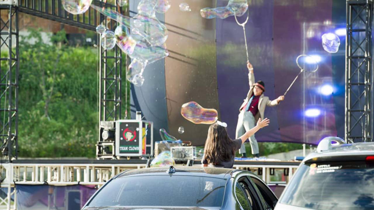 South Koreans defy COVID-19 to attend drive-in circus