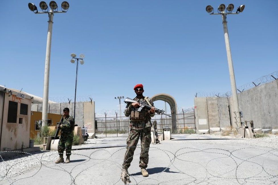 Bagram: Last US and Nato forces leave key Afghanistan base